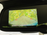 後方の映像をミラー内の画面で確認でき、ガイド表示も備わっています。駐車時や狭い場所で周囲を確認する際に役立つ、日常で頼れるサポート装備です。