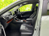 前席は視界が開け、運転席から車内の各所を見渡しやすいレイアウトです。シートや足元は落ち着いた色合いで統一され、乗り降りの際にもゆとりを感じられる室内空間です。
