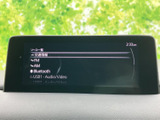 FM・AMに加え、BluetoothやUSBなど複数の音源が一覧で表示されます。使いたい項目を画面上で選びやすく、通勤や遠出など日常の移動に合わせて活用できます。