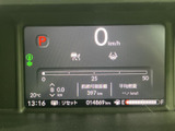 速度や航続可能距離、平均燃費などを表示する画面を備え、運転に必要な情報をまとめて確認できます。時刻や外気温も表示され、走行前や移動中に状況を把握しやすい見やすい構成です。