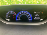 速度やエンジン回転数などの情報が、運転席から確認しやすい配置です。中央の速度表示と左右の表示が見分けやすく、時刻や走行に関する情報も把握しやすいメーターまわりです。