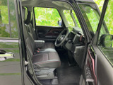 大きな窓から光が入り、運転席まわりまで見通しのよい空間です。前席にはゆとりを感じるシートとアームレストが備わり、日々の移動も落ち着いて過ごせます。
