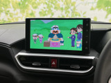 画面で映像を楽しめる装備を備えています。停車中の休憩時間などにテレビや映像を視聴でき、待ち時間も車内で過ごしやすくなります。画面表示が見やすく、操作も確認しやすい配置です。
