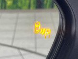 【ブラインドスポットモニター】走行中、ドアミラーの死角になりやすい箇所に後続車が接近するとサイドミラーのレンズに警告を表示!ドライバーに注意喚起をしてくれます。