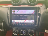 ナビやオーディオの情報を画面で確認でき、周辺の操作ボタンやダイヤルもまとまっています。目的地の確認から音楽選びまで、日常の移動をサポートする装備です。