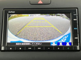 後方の様子を画面で確認でき、駐車時や車庫入れの際に周囲を把握する助けになります。ガイド表示も備わり、目視確認と合わせて駐車操作をサポートします。
