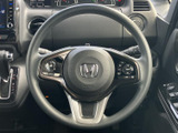 左右にスイッチを備え、手元で車両の機能を操作できるステアリングです。視線を大きく移さずに使える位置にまとまり、日常の運転時に便利な機能を活用できます。