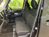 前席は座面が広く、背もたれとヘッドレストで落ち着いて座れるつくりです。運転席から前方を確認しやすく、助手席側にもゆとりがあるため、日々の移動に便利です。