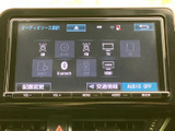 ラジオやテレビ、Bluetooth、USBなどの音源選択画面を備え、使いたい入力先を見つけやすい表示です。交通情報の確認やオーディオ停止も選べ、日常の移動に便利に活用できます。