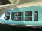 ドアミラー調整用のスイッチや各席の窓操作スイッチがまとまっています。運転席から手が届きやすく、乗車時の細かな調整にも便利にお使いいただけます。
