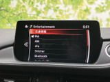 FMやAM、Bluetoothなどの項目が一覧で表示され、使いたい音源を画面から確認しやすい仕様です。日常の移動中も、好みに合わせた音楽やラジオを選ぶ際に役立ちます。