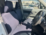 運転席まわりには十分なスペースがあり、大柄な方でもゆったり運転していただける環境です。