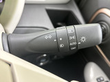 レバーには方向指示やライト関連の表示がまとめられており、必要な操作を目で確かめやすい配置です。運転席から手の届く位置に備わり、周囲への合図や夜間の運転時に役立ちます。
