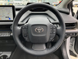 手元に操作スイッチがまとまり、視線を大きく移さずに扱いやすい構成です。運転中に必要な機能へ手を伸ばしやすく、日常の移動でも便利にお使いいただけます。