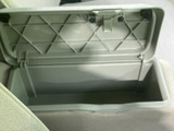 ふたを開けて使える収納スペースを備え、車内で散らかりやすい小物をまとめておくのに便利です。開口部が広く、中のものを見渡しやすいため、乗車中も必要な品を取り出しやすい造りです。
