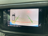 ギアをリバースに入れると車両後方の映像を映し出します。画面にはガイドラインが表示され、車庫入れや縦列駐車などの際に安全確認をサポートします。