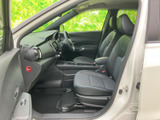 前席まわりは視界が開け、運転席から前方を確認しやすいレイアウトです。シートと足元にはゆとりがあり、乗り降りの際も動きやすい空間となっています。