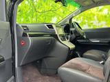 助手席から前方まで見通しやすく、広がりを感じる運転席まわりです。シートは落ち着いた色合いで、足元もすっきり。日々の移動をくつろいでお楽しみいただけます。