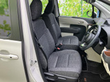 前席は視界が広く、運転席から周囲を見渡しやすいレイアウトです。ゆとりを感じる座面と落ち着いた色合いのシートで、毎日の移動も心地よくお過ごしいただけます。