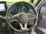 手元に複数のスイッチを備え、運転姿勢を保ちながら各種機能を活用できます。メーターやナビ画面と合わせて視認しやすく、毎日の運転を便利に支えます。
