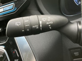 レバーにはAUTO表示やワイパー関連のマークが見やすく記され、使用する操作を確認しやすい配置です。手元で扱えるため、運転席から必要な操作へ自然にアクセスできます。