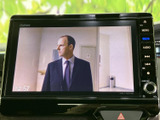 画面には映像が表示され、手元のボタンで各種メニューへ切り替えられる構成です。走行中の同乗者が映像を楽しむ場面など、車内での過ごし方の幅が広がります。