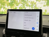 画面上に車両関連のメニューが並び、項目を見比べながら確認できます。音楽や通話などの機能にもアクセスしやすい表示で、日々の移動を便利にサポートします。