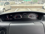 速度計やタコメーター、燃料計などがまとまり、運転に必要な情報を確認しやすいレイアウトです。表示が見渡しやすく、走行中も視線を大きく移さずに状況を把握しやすいのが魅力です。