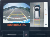 後方映像に加えて車両周囲の表示も確認でき、駐車時の周辺確認をサポートします。画面のガイド表示を目安にでき、狭い場所での車庫入れにも活用いただけます。