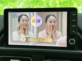 停車中にテレビ映像を視聴でき、休憩時間などに車内で番組を楽しめます。画面はセンター位置に設けられており、停車時に映像を確認しやすい装備としてお使いいただけます。