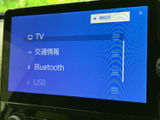TVや交通情報、Bluetooth、USBなど、利用できる音源や情報の選択肢が画面に並びます。表示がすっきり整理されていて、目的に応じた項目を確認しながら選べる使いやすいメニューです。