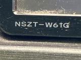 画面を備えたナビ・オーディオ機器が装着され、地図や音源などの情報を表示できます。操作部も画面の横にまとまっており、目的に合わせて各種メニューを選べます。