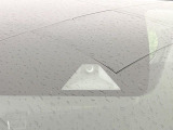 【エマージェンシーブレーキ】走行中に前方の車両等を認識し、衝突しそうな時は警報とブレーキで衝突回避と被害軽減をアシスト。より安全にドライブをお楽しみいただけます。
