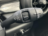 レバーには各位置やAUTOなどの表示がまとめられ、使用時に設定を確認しやすい構成です。手元で操作内容を把握しやすく、天候が変わる場面にも対応しやすい装備です。