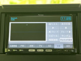 Bluetooth Audioをはじめ、FMやAM、TV、SDなど複数の音源を画面から選択できます。再生方法や設定項目が表示され、普段の好みに合わせて使い分けられる装備です。