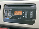 ラジオやCD、AUXに対応したオーディオを備え、選局や音量調整もボタンで行える構成です。通勤時など、日常の移動に合わせて音楽や放送を楽しめます。
