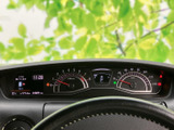 速度計や各種表示が運転席前方にまとまり、必要な情報を確認しやすいレイアウトです。表示が見渡しやすく、運転中も視線移動を抑えて状況を把握しやすくなっています。
