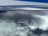 【プリクラッシュセーフティ】前方の車両等を検知し、衝突しそうな時は警報で注意を促し、ブレーキを踏む力をサポート。ブレーキを踏めなかった場合は衝突被害軽減ブレーキが作動、衝突回避をサポートします。