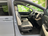 前席は視界が開け、運転席と助手席の間にもゆとりを感じる空間です。明るい色合いのシートと足元の落ち着いた配色で、乗り降りの際も心地よくお過ごしいただけます。
