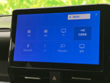 FM・AMに加え、BluetoothやUSBなどの選択肢が画面に表示されています。聴きたい音源に合わせて項目を選びやすく、音楽やラジオを楽しむ日常の移動をサポートします。