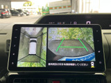車両周辺を上から見た表示と後方映像を確認でき、駐車時の周囲確認をサポートします。ガイド線も表示されるため、車庫入れや狭い場所での取り回しに役立つ便利な装備です。