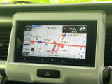 現在地や周辺の道路、目的地までの案内を画面で確認でき、慣れない場所へのお出かけや日常の移動をサポート。行き先を設定する際にも役立つ、便利なナビゲーション画面です。