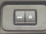 【パワーバックドア】スマートキーや運転席のボタンを押すだけでリアゲートが自動で開閉します!荷物を持っている時や、高い位置にあるバックドアを閉める際に便利な機能です♪