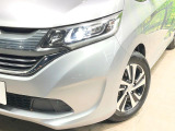 【LEDヘッドライト】悪天候や夜間走行時も良好な視界を確保し安心して運転できる高輝度LEDヘッドライトを装備!点灯速度が早く、消費電力も抑えられています。