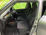前席はシートに身体を預けて座りやすく、運転席からの見通しも確保されています。助手席側もゆったりと過ごせる配置で、日常のお出かけから長めの移動まで快適です。