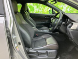 運転席と助手席には身体を支える形状のシートが備わり、座った際の落ち着きが感じられます。前方や左右の窓から視界を確保しやすく、乗り降りの際も足元にゆとりがあります。