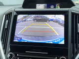 後方の映像と進行目安のガイドが表示され、駐車時に周囲との距離を確認しやすい仕様です。車庫入れや狭い場所での切り返しなど、日常の駐車をサポートします。