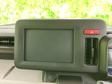 中央に画面と操作部がまとまり、運転席から確認しやすい配置です。周辺のスイッチも手の届きやすい位置にあり、日々の運転時に扱いやすさを感じていただけます。