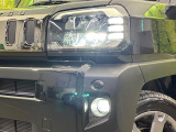 【LEDヘッドライト】悪天候や夜間走行時も良好な視界を確保し安心して運転できる高輝度LEDヘッドライトを装備!点灯速度が早く、消費電力も抑えられています。