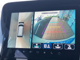 後方の映像に加えて車両周囲の様子も画面で確認でき、駐車時の安全確認をサポートします。ガイド表示を目安にしながら、周囲を確かめてゆっくり操作できる便利な装備です。